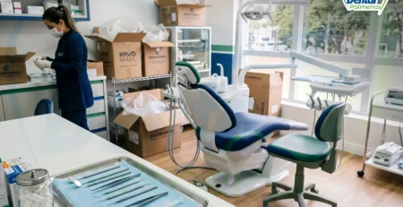 Consultório odontológico sendo montado com equipamentos novos e caixas de material