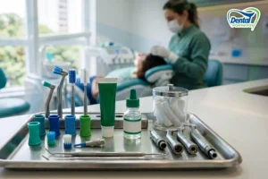 Itens de prevenção e profilaxia organizados em bandeja: taças, escovas e flúor gel